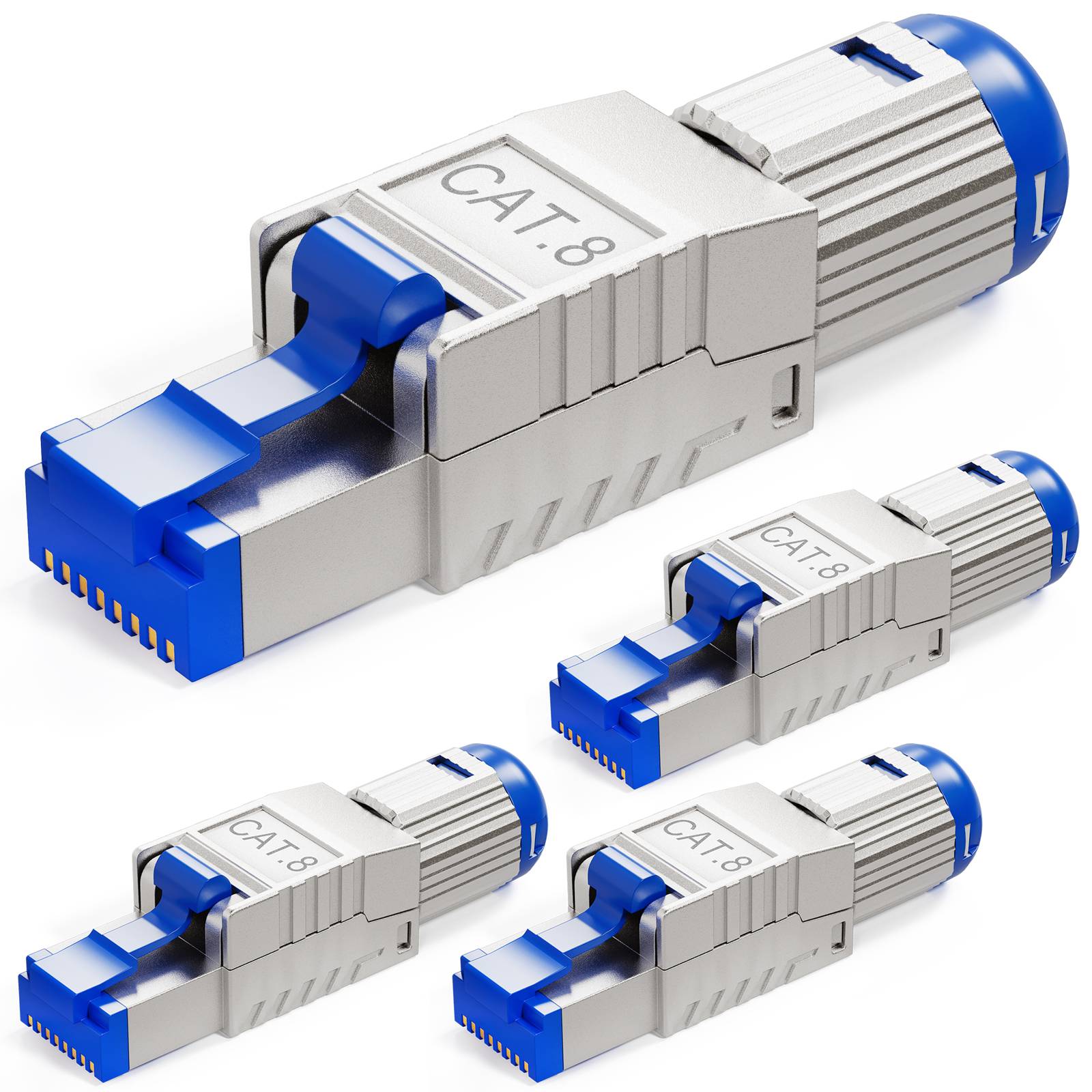Vier silber- und blaue CAT.8-Ethernet-Stecker, nach außen abgewinkelt, zeigen ihr Design und deuten auf Kompatibilität für hochschnelle Datenübertragung an.