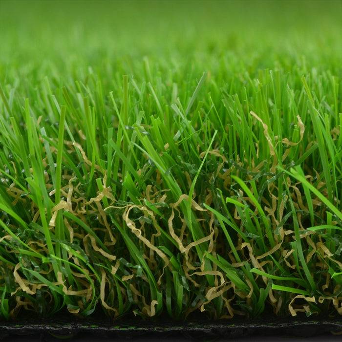 Nahaufnahme von grünem Kunstrasen, die Textur und das Detail der synthetischen Halme zeigt.