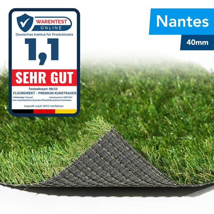 Ein Nahaufnahmebild von Kunstrasen mit der Bezeichnung „Nantes 40mm