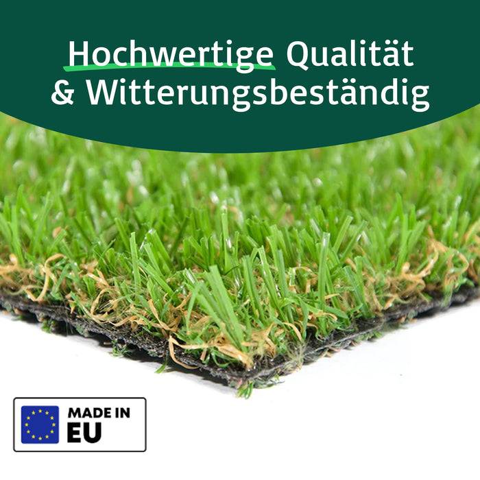 Kunstrasen aus der Nähe mit Banner mit der Aufschrift 