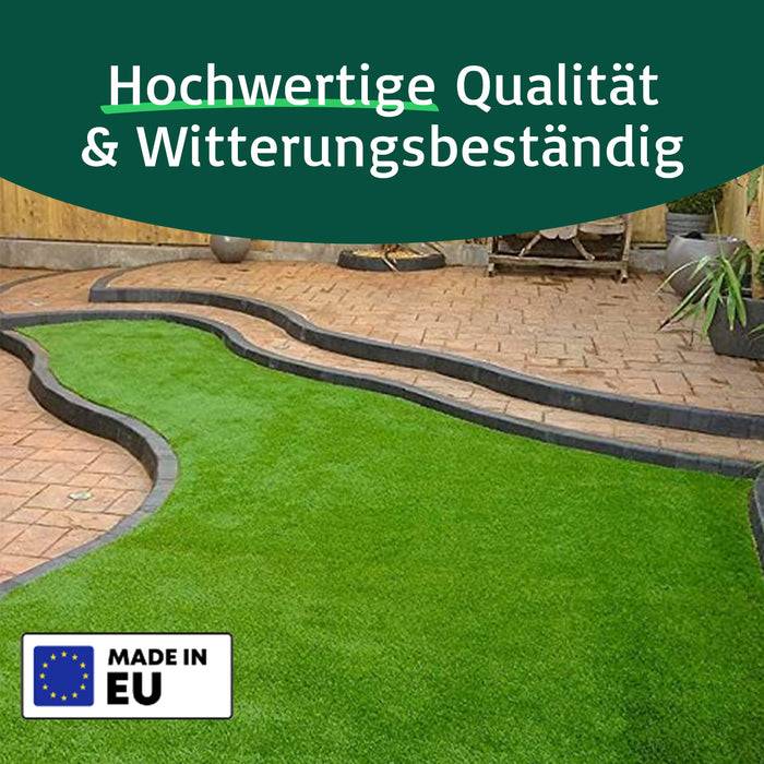 Künstliches Gras in einem gestalteten Garten mit Ziegelpflaster; der Text lautet „Hochwertige Qualität & Witterungsbeständig