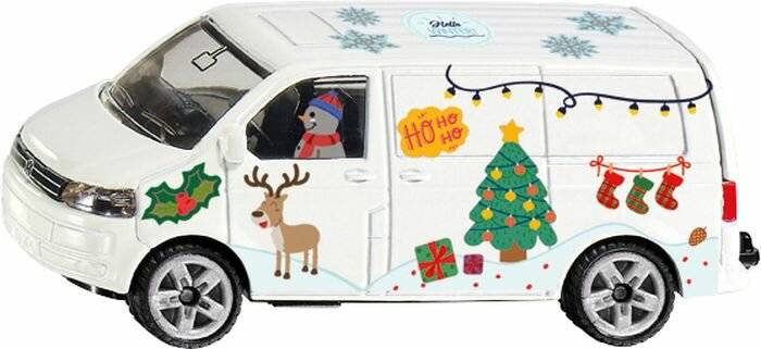 Ein Spielzeugwagen mit Weihnachtsdekoration, mit einem Schneemann auf dem Fahrerplatz, einem Rentier, Weihnachtsbaum, Geschenken und Schneeflocken.