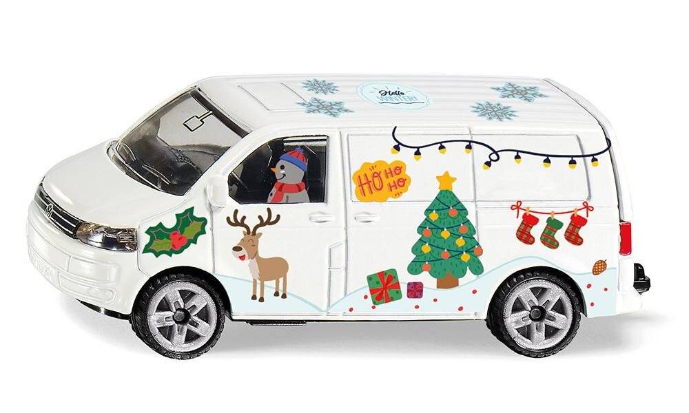 Ein Spielzeugbus mit Weihnachtsdekoration, einschließlich eines Schneemann-Fahrers, Rentiere, Weihnachtsbaum, Geschenke und festliche Muster auf den Seiten.