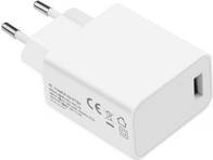 Ein weißes Telefon-Ladegerät mit europäischem Stecker, das Sicherheitszertifizierungen wie CE-Kennzeichnung auf seiner Oberfläche aufweist.