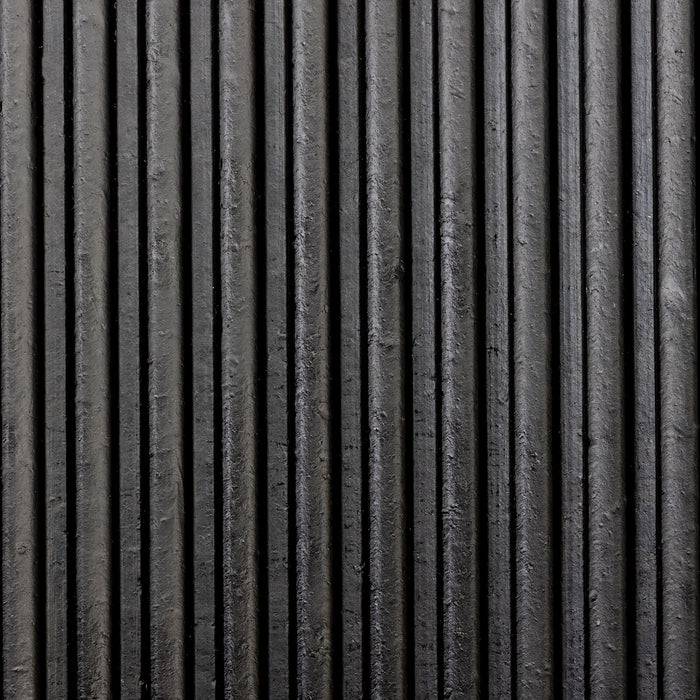 Eine Nahaufnahme einer Reihe von gleichmäßig verteilten, vertikalen schwarzen Rippen, die ein strukturiertes, lineares Muster erzeugen.
