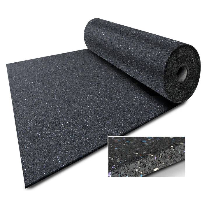 Eine aufgerollte Matte aus schwarzem Gummibelag mit kleinen farbigen Flöckchen wird auf einer flachen Oberfläche angezeigt, mit einer Nahaufnahme-Einfügung, die die Textur hervorhebt.