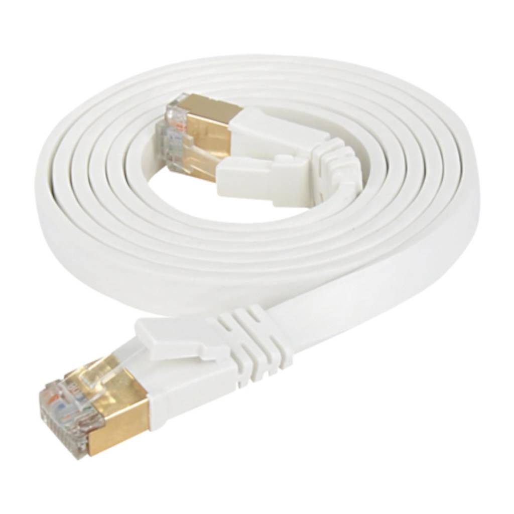 Ein weißes flaches Ethernet-Kabel mit vergoldeten Steckverbindern, in kreisförmiger Wicklung aufgerollt, geeignet für hochgeschwindigkeitsfähige Internetverbindung.