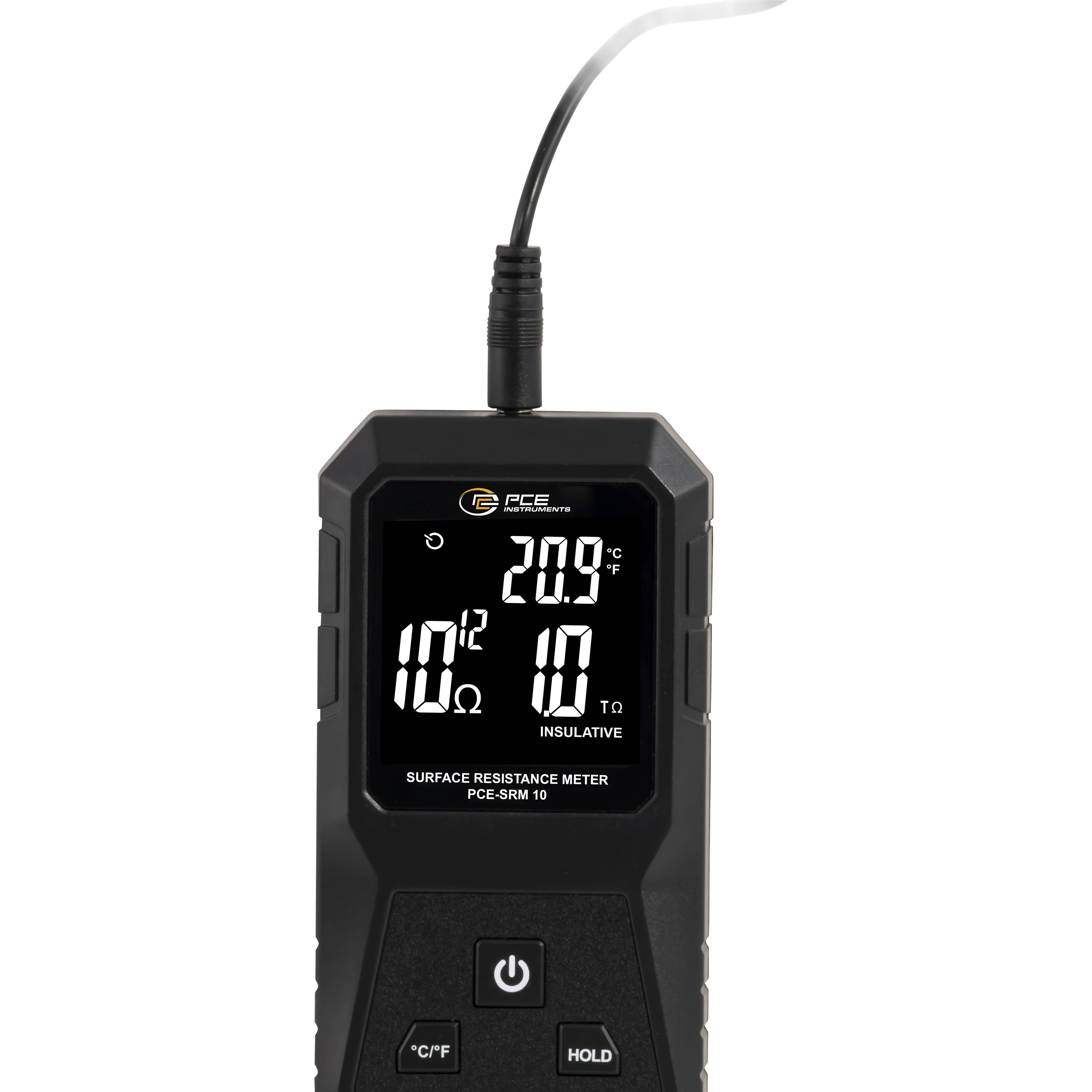Ein digitales Oberflächenwiderstandsmessgerät mit Kabel, das '20,9°C' und Widerstandswerte auf seinem Display anzeigt, wird zur Messung des Widerstands in Materialien verwendet.