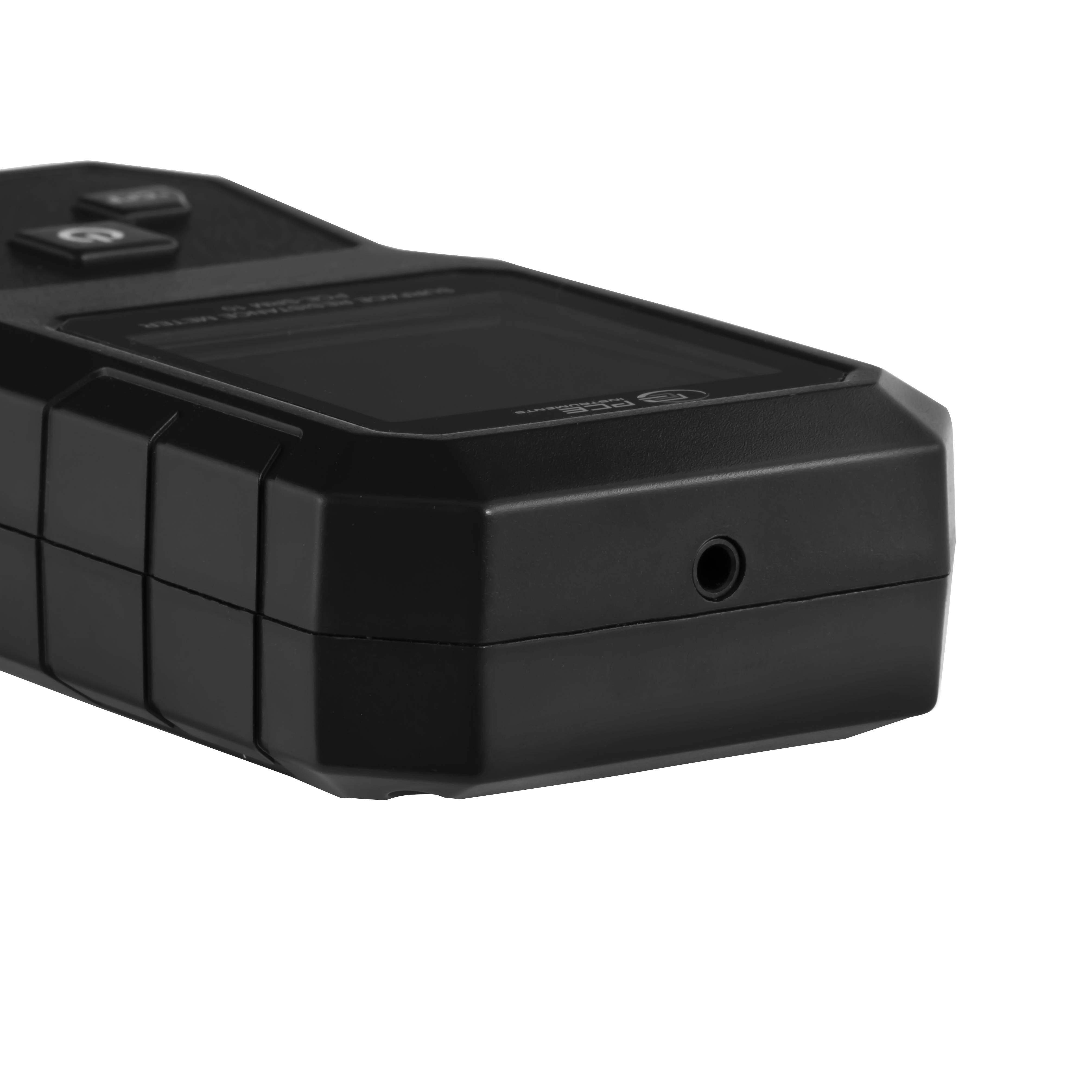 Ein schwarzes elektronisches Gerät mit Tasten und einem Bildschirm, das einem tragbaren Gadget oder einem kleinen Messinstrument ähnelt.