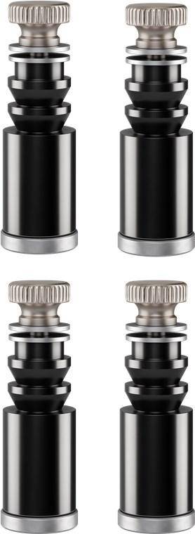 Zwei schwarze zylindrische Pfeffermühlen mit silbernen Oberteilen und Sockelteilen werden gezeigt, wobei ihr Design und die metallischen Akzente hervorgehoben werden.