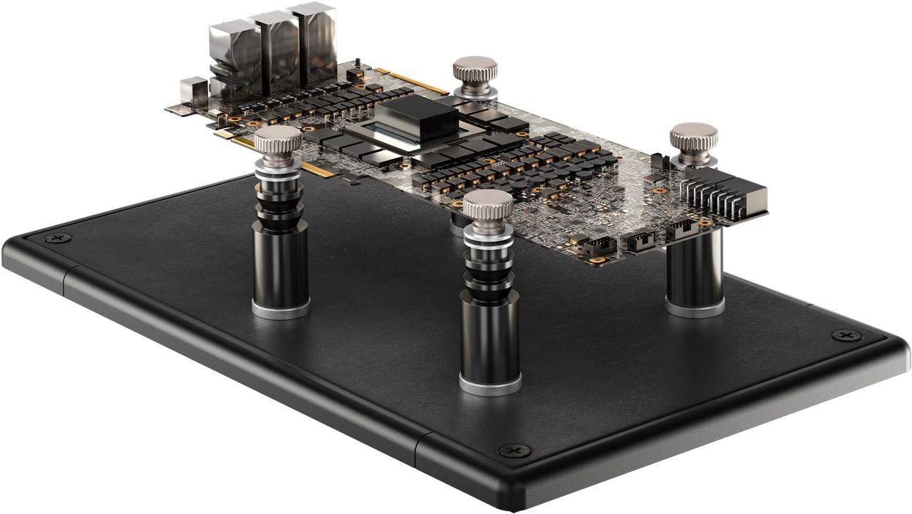Leiterplatte, die durch Säulen erhöht ist und verschiedene elektronische Komponenten und Stecker zeigt, was die Hardwaretechnologie veranschaulicht.