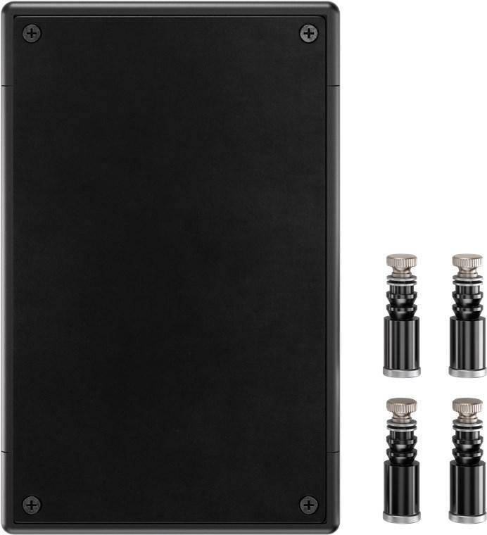 Ein schwarzes rechteckiges Gerät mit vier Schrauben, begleitet von sechs kleinen zylindrischen Objekten mit silbernen Oberseiten, möglicherweise Steckverbinder oder Adapter.