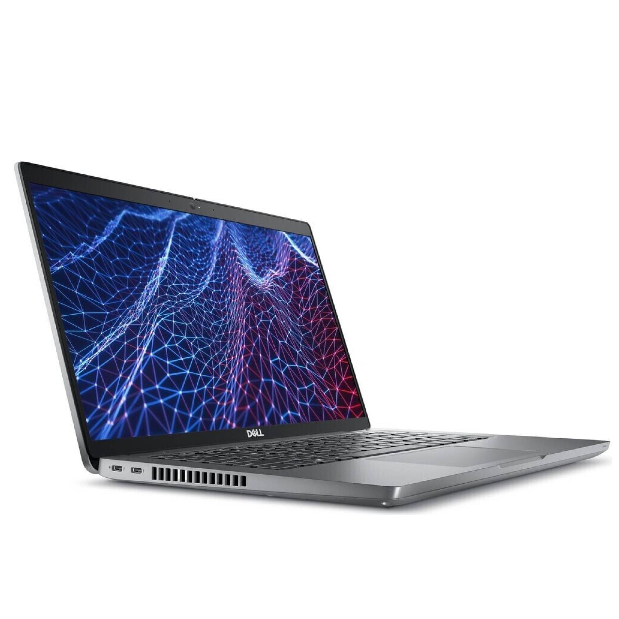 Ein silberner Laptop mit einem farbenfrohen geometrischen digitalen Muster auf dem Bildschirm, schräg offen auf weißem Hintergrund.