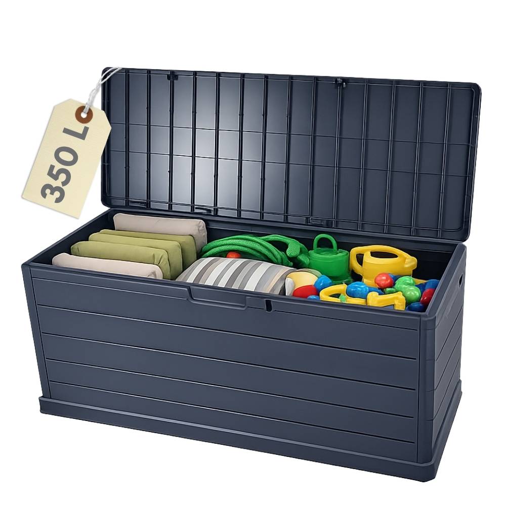 Eine große dunkelgraue Lagerkiste gefüllt mit verschiedenen bunten Gegenständen, einschließlich gefalteter Decken, Kissen und Gartengeräte, mit dem Etikett 