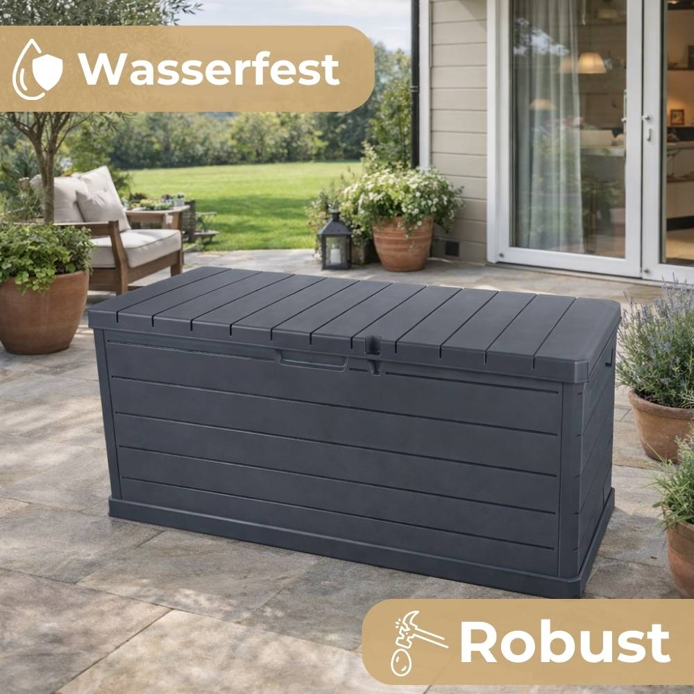 Eine langlebige, wasserdichte Außenlagerbox auf einer Terrasse, umgeben von Pflanzen und Möbeln. Der Text lautet „Wasserfest