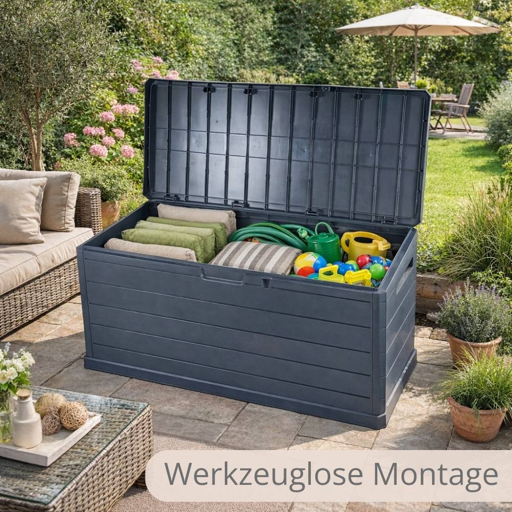 Outdoor-Aufbewahrungsbox auf einer Terrasse, Deckel offen, zeigt Kissen, Schlauch und Gartenzubehör innen. Umgeben von Sitzgelegenheiten und Pflanzen.