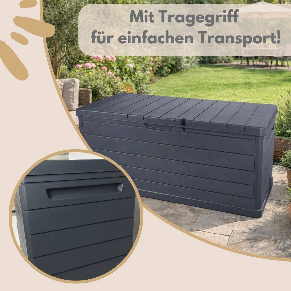 Eine große schwarze Außenlagerbox mit einem sicheren Deckel steht auf einer Terrasse. Der Text lautet „Mit Tragegriff für einfachen Transport!