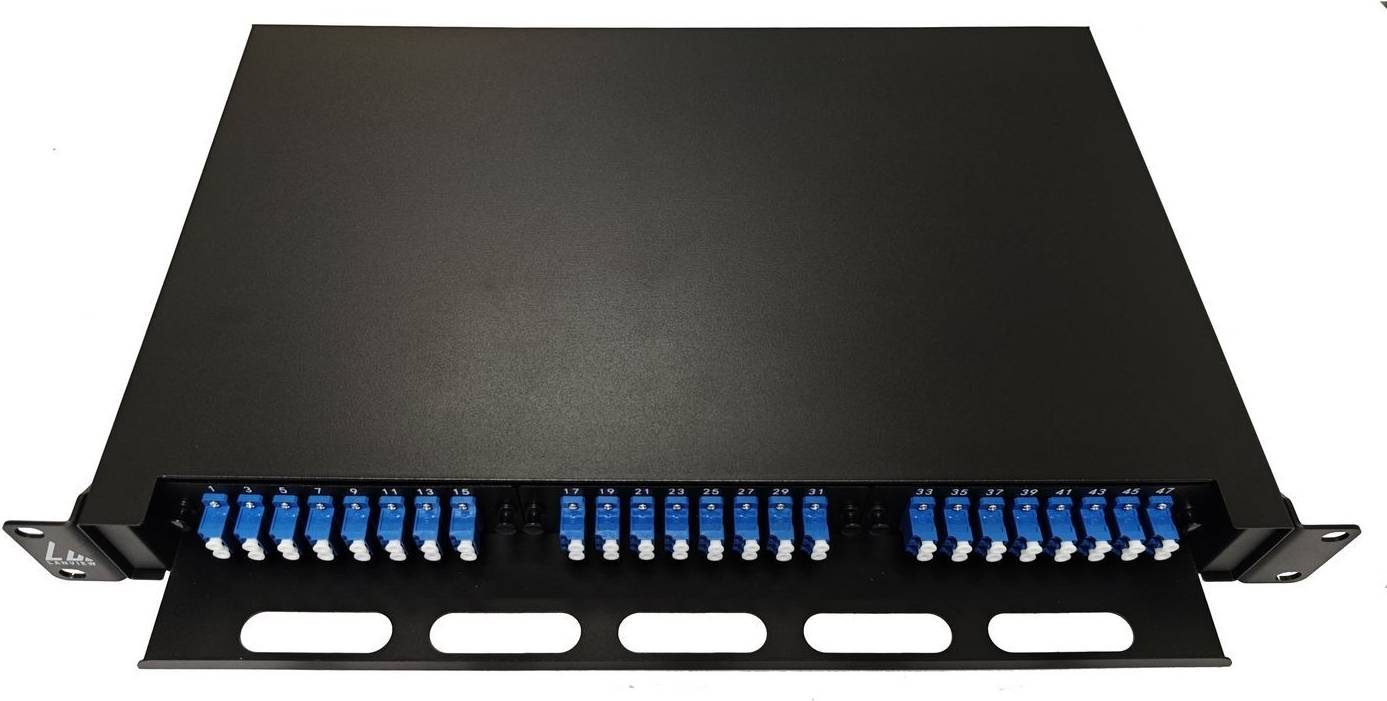 Vorderansicht eines Rack-Mount-Glasfaser-Patchfeldes mit blauen Adapteranschlüssen und einer Kabelmanagement-Halterung.