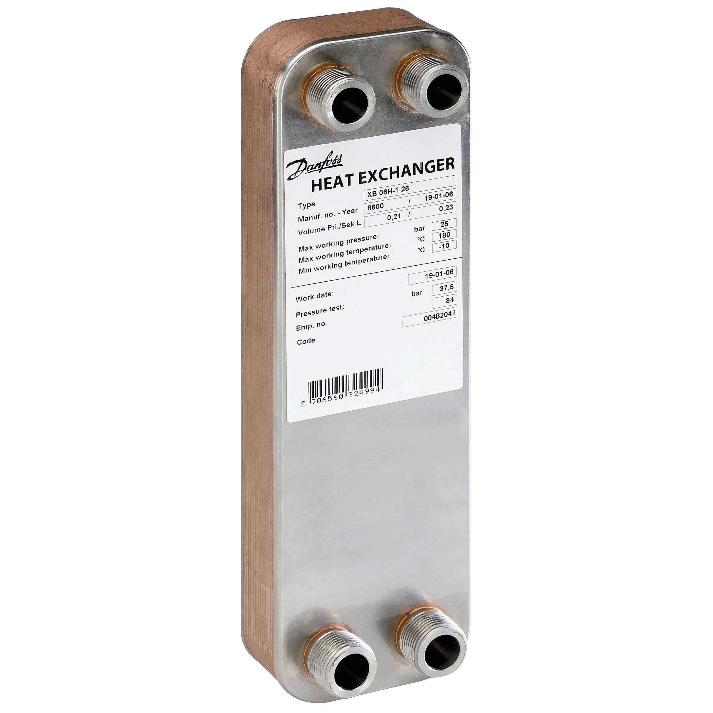 Ein kompakter Plattenwärmeübertrager mit vier Gewindeanschlüssen und einer Beschriftung „HEAT EXCHANGER