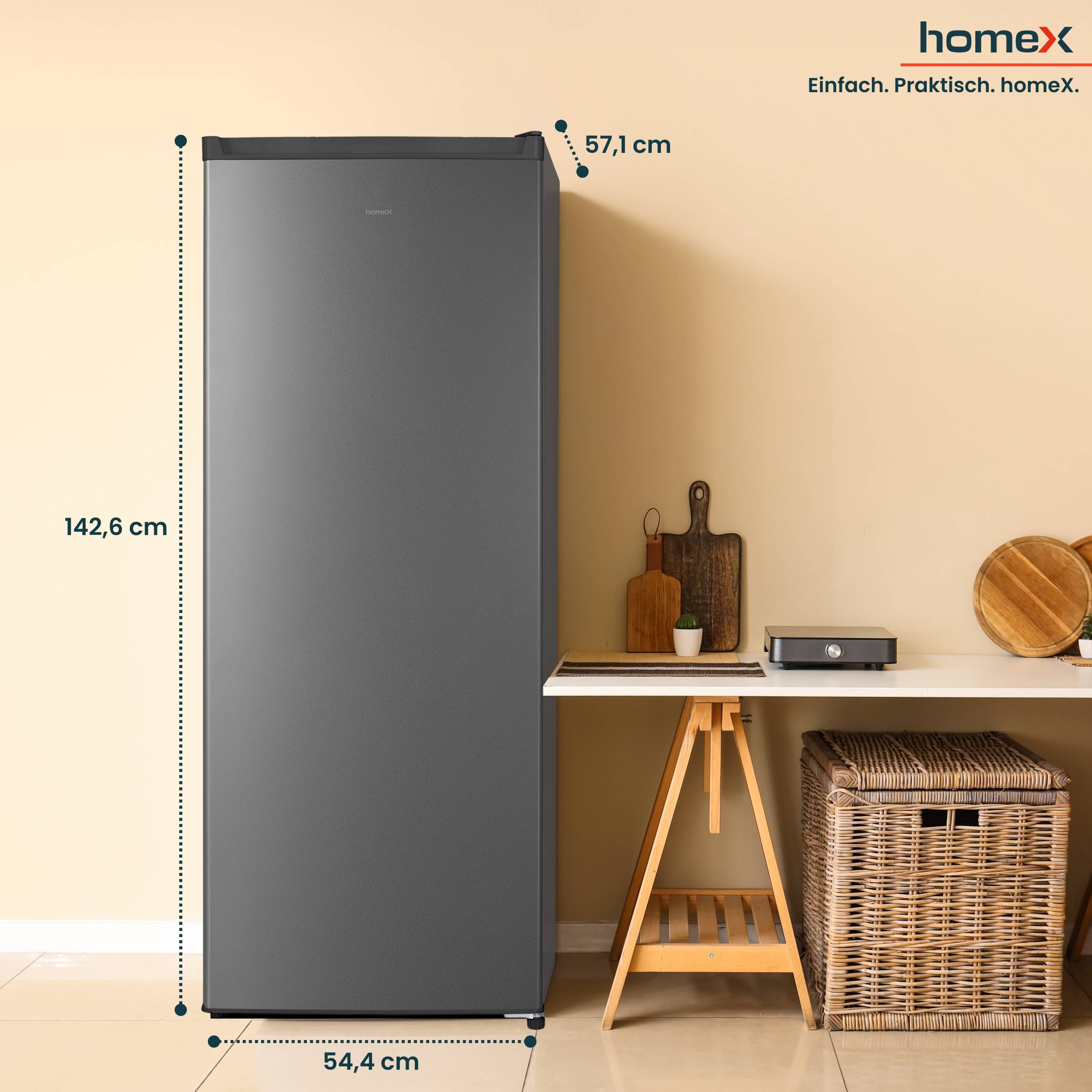 Großer, schlanker, silberner Kühlschrank neben einem Holzküchentisch mit dekorativen Gegenständen in einer Wohnumgebung. Markenname homex sichtbar.