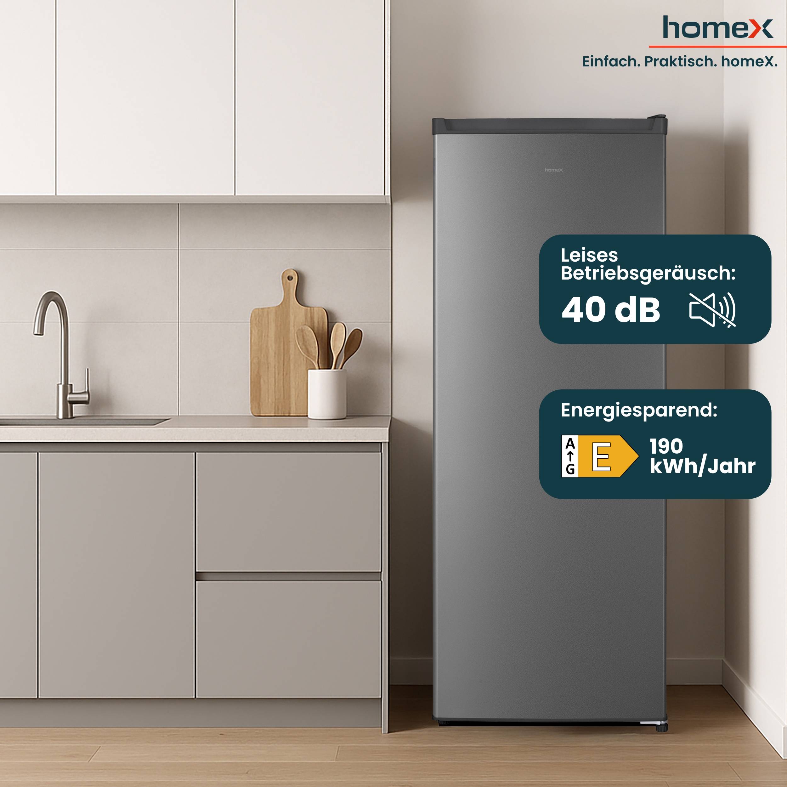 Leises Betriebsgeräusch: 40 dB auf einer Grafik neben einer Küche mit einem großen, grauen Kühlschrank. Energieklasse E, 190 kWh/Jahr.