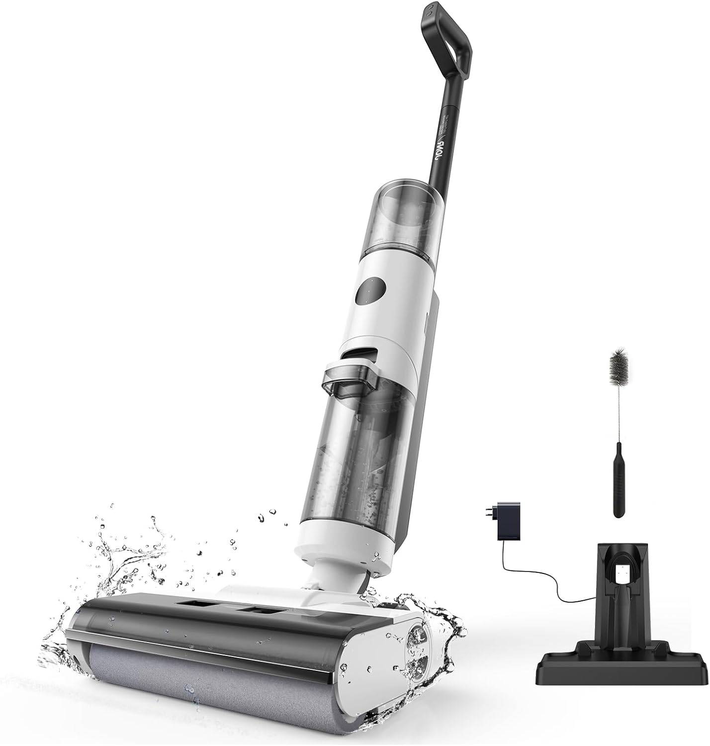 Ein weißer schnurloses Staubsauger mit rundem Bürstenkopf, aus dem Wasser spritzt, wird mit einer Ladestation, Netzteil und Reinigungsbürste gezeigt.