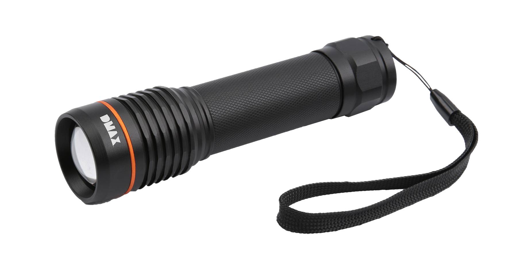 Eine schwarze Taschenlampe mit einem orangefarbenen Ring in der Nähe der Linse und einem Handgelenkband, in leichtem Winkel positioniert, zeigt ihren strukturierten Griff.