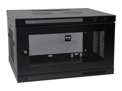 Ein schwarzer, an der Wand montierter Netzwerkschrank mit Gittertür wird gezeigt. Er wird verwendet, um Netzwerkausrüstung sicher zu lagern und zu organisieren.