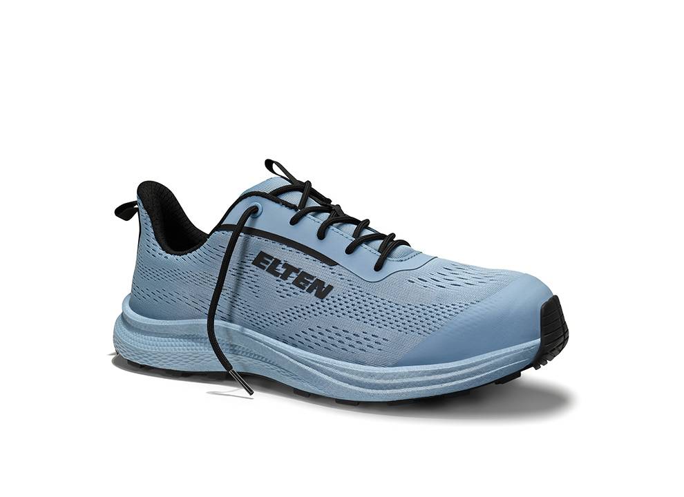 Hellblaue Sportschuh mit schwarzen Schnürsenkeln und Verzierungen, mit sportlichem Design und Markenlogo auf der Seite.