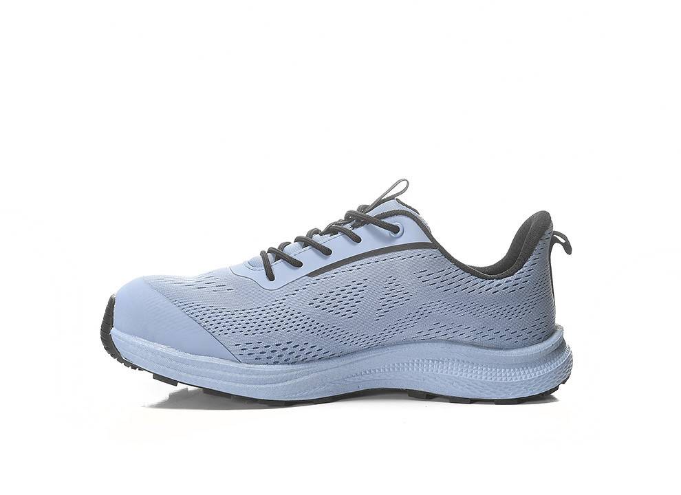 Ein blauer Sportschuh mit schwarzen Akzenten und einer strukturierten Sohle, ausgestattet mit Mesh-Paneelen für Atmungsaktivität.