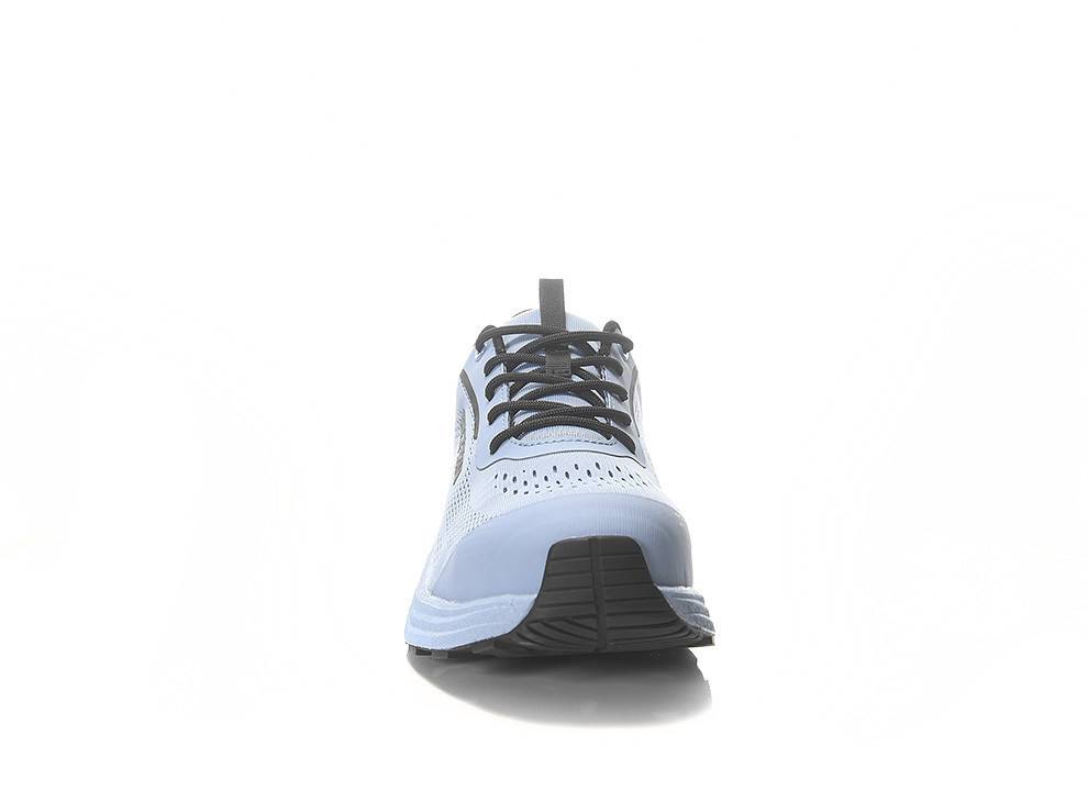 Ein hellblauer Sportschuh mit schwarzen Schnürsenkeln ist auf weißem Hintergrund zentriert und zeigt eine Vorderansicht mit sichtbarem Sohlenmuster.