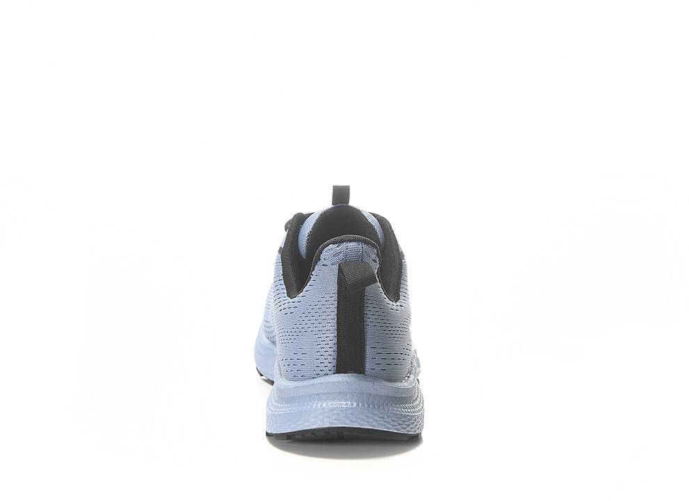 Ein einzelner hellblauer Sportschuh von hinten betrachtet, der die Ferse und einen schwarzen Zuglasche auf weißem Hintergrund zeigt.