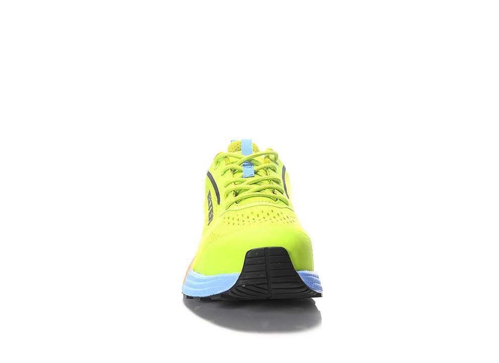 Ein leuchtend gelber Laufschuh mit blauen Akzenten, von vorne gezeigt, wobei sein Design und das Laufflächenmuster hervorgehoben werden.