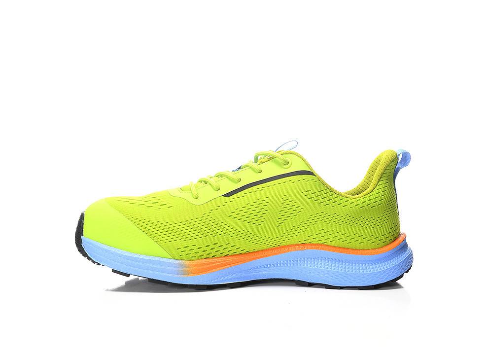 Ein leuchtend grüner Sportschuh mit einer orange und blauen Sohle, für das Laufen konzipiert, von der Seite dargestellt mit sichtbarem schwarzen Profil.