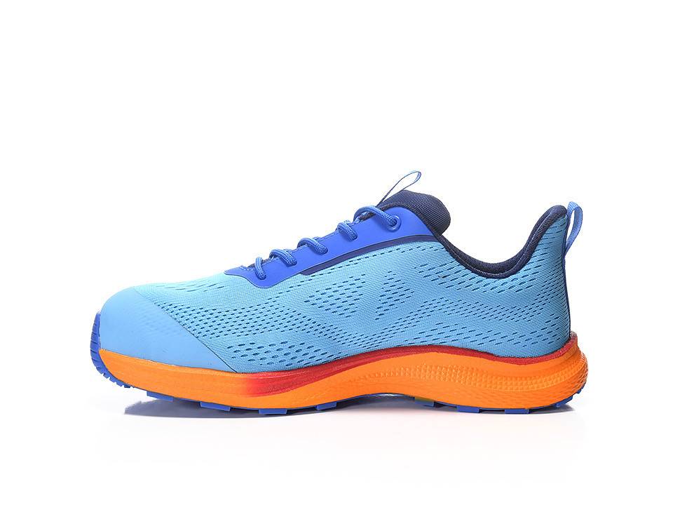 Ein heller blauer Sneaker mit strukturiertem Mesh-Design, orangefarbener Sohle und blauen Schnürsenkeln, wobei der Markenname an der Seite sichtbar ist.
