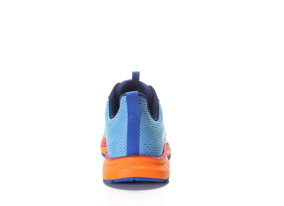 Ein blauer und orangefarbener Sportschuh von hinten gezeigt.