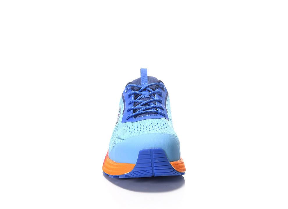 Ein einzelner blauer Laufschuh mit orangefarbenen Sohlen wird von vorne angezeigt.