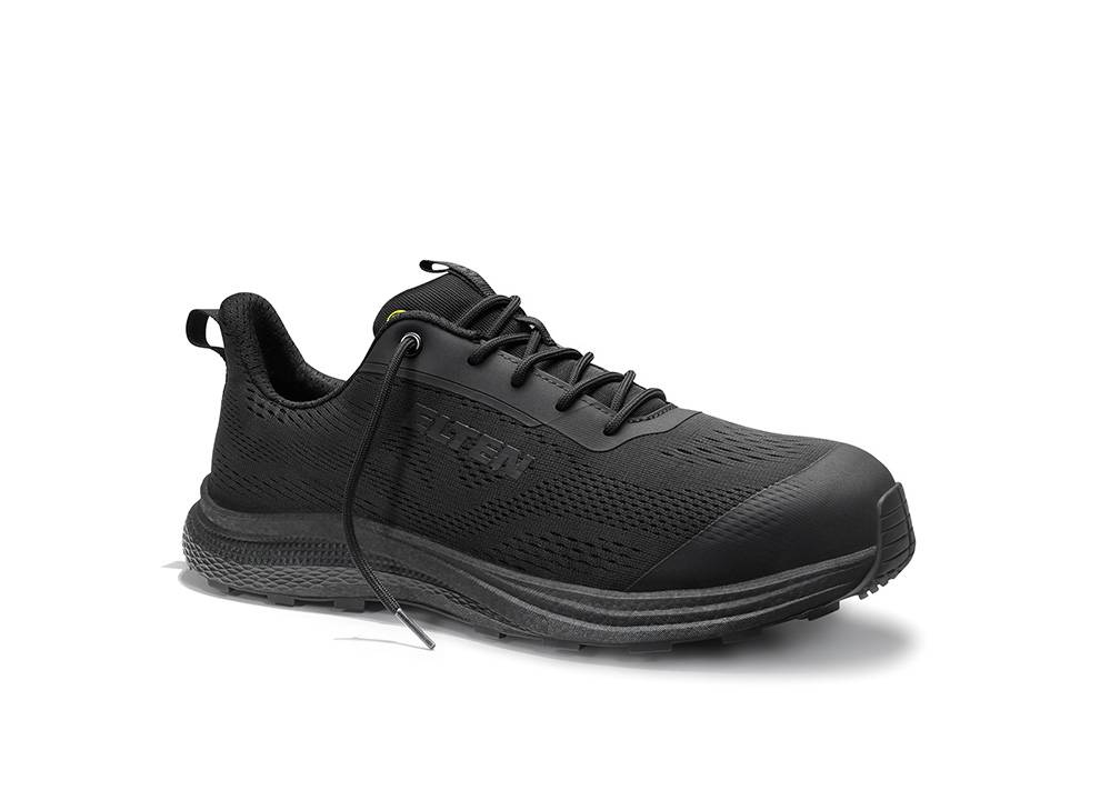 Schwarzer Schnürschuh mit strukturiertem Stoff, Gummisohle und einer Zuglasche an der Ferse, auf weißem Hintergrund dargestellt.