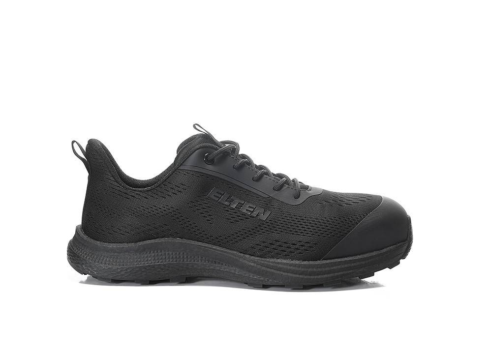 Ein schwarzer Sportschuh mit strukturiertem Obermaterial aus Stoff, robuster Sohle und detaillierter Nahtverarbeitung, entworfen für Langlebigkeit und Komfort.