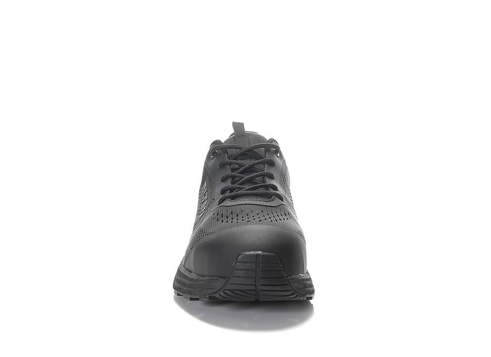 Ein schwarzer Turnschuh von vorne betrachtet, der seine Schnürsenkel, durchlöchertes Design und Gummisohle zeigt. Das Bild hebt den Stil und die Konstruktion des Schuhs hervor.