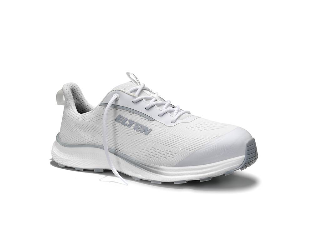 Ein weißer Sportschuh mit grauen Details und sichtbarem Markenlogo, mit Schnürsystem und strukturierter Sohle für Griffigkeit und Komfort.