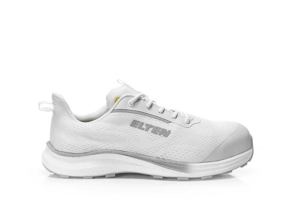 Ein weißer Sportschuh mit schlankem Design und einem Markenlogo an der Seite. Der Schuh hat subtile Rillen für zusätzliche Textur.