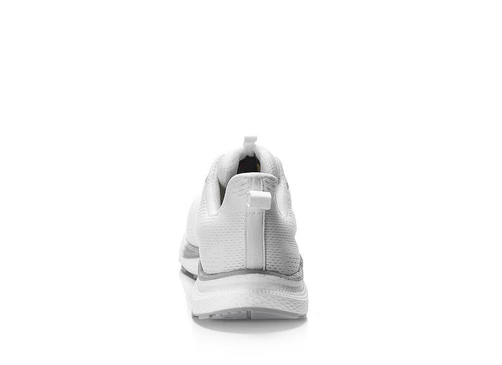 „Weißer Sneaker mit strukturierter Oberfläche und einer Schlaufe an der Ferse, von hinten betrachtet, präsentiert sein schlankes Design und seine Gummisohle."
