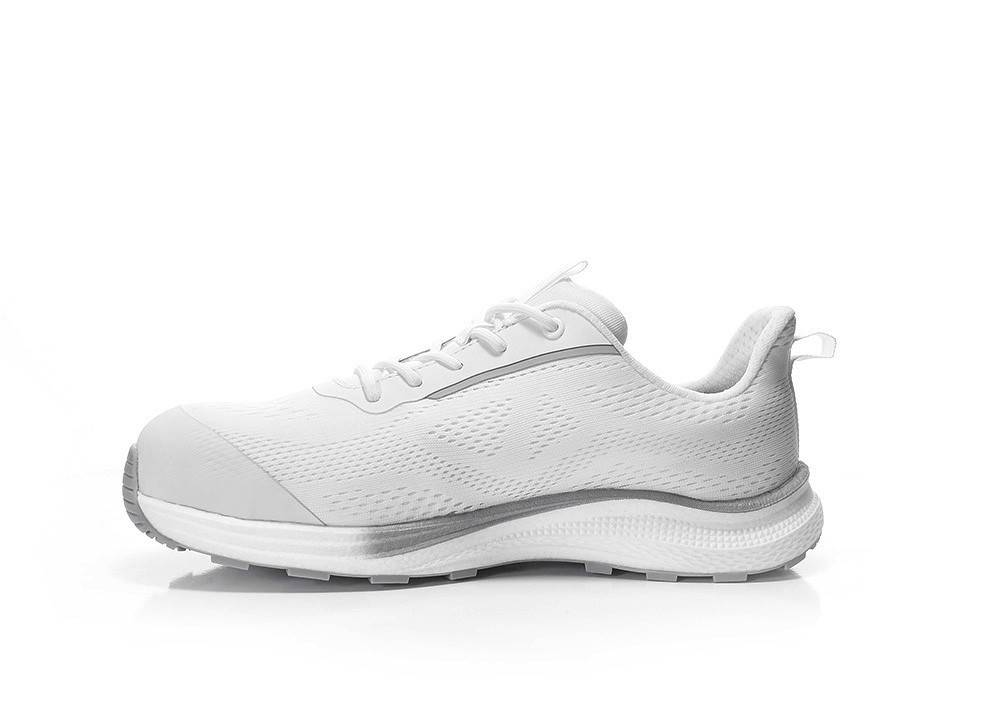 Ein weißer Sportschuh mit minimalistischem Design, gekennzeichnet durch ein dezentes Logo an der Seite und einer strukturierten Sohle.