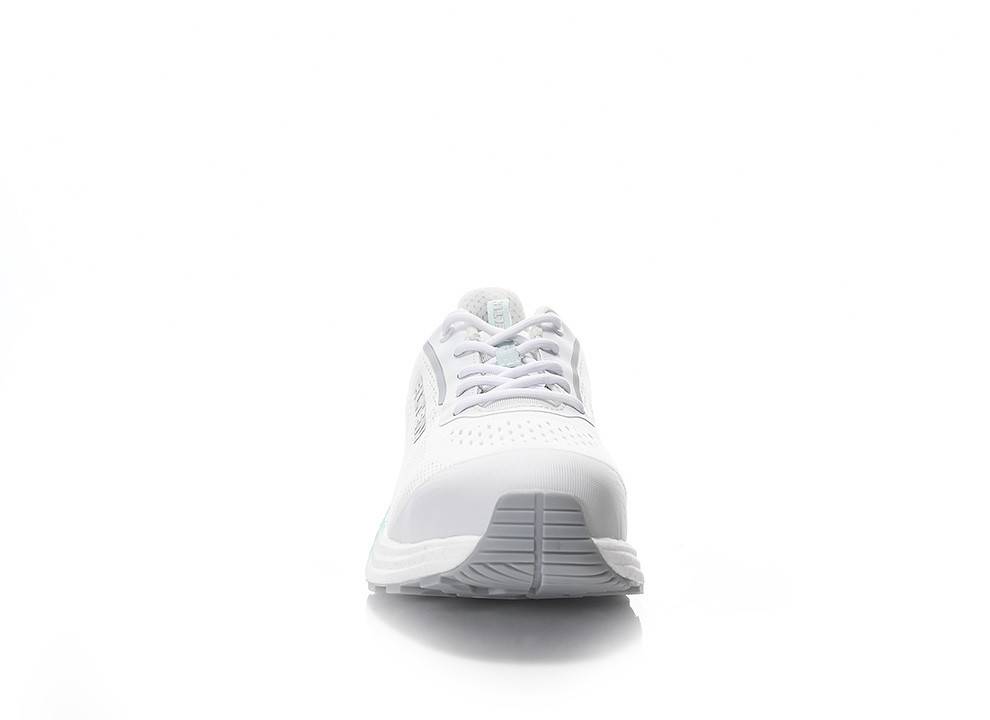 Ein weißer Sportschuh mit glatter weißer Sohle, von vorne betrachtet, der sein einfaches und sauberes Design hervorhebt.