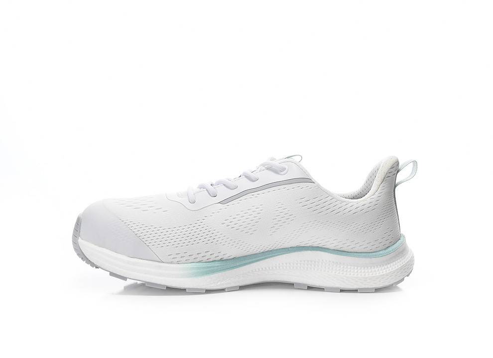 Ein weißer Sportschuh mit subtilen blauen Akzenten und einer gepolsterten Sohle, entwickelt für Komfort und Freizeitkleidung.