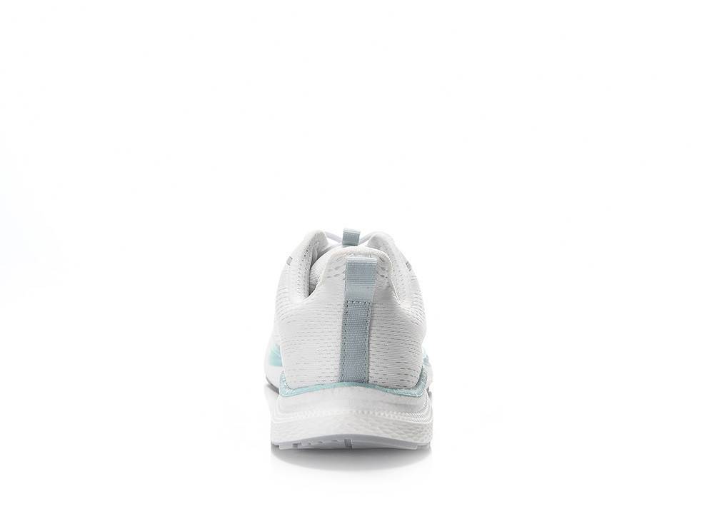 Die Rückansicht eines weißen Sneakers mit hellblauen Akzenten, wobei die Ferse und die Sohlendetails vor einem einfachen weißen Hintergrund hervorgehoben werden.