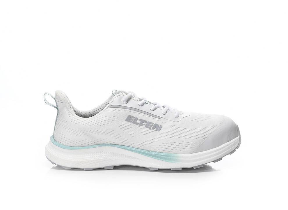 Ein weißer Sportschuh mit hellblauen Akzenten, mit dem Markennamen an der Seite, entworfen für Komfort und Leistung.