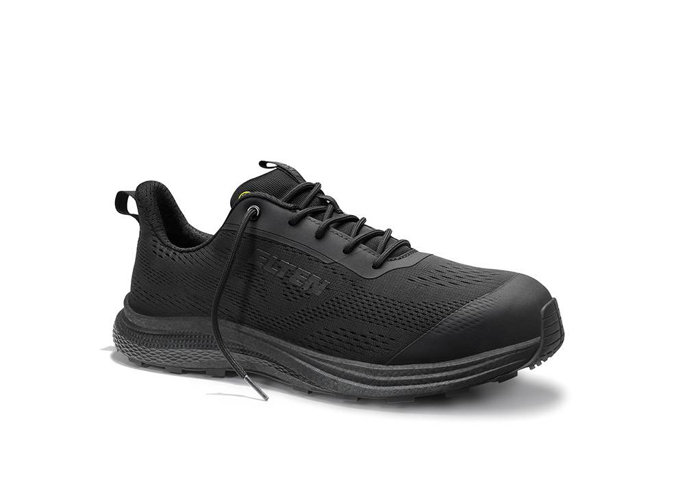 Schwarzer Sportschuh mit schlankem Design, ausgestattet mit strukturierter Sohle, Schnürverschluss und leichtem Material für Lauf- oder Freizeitträgung.