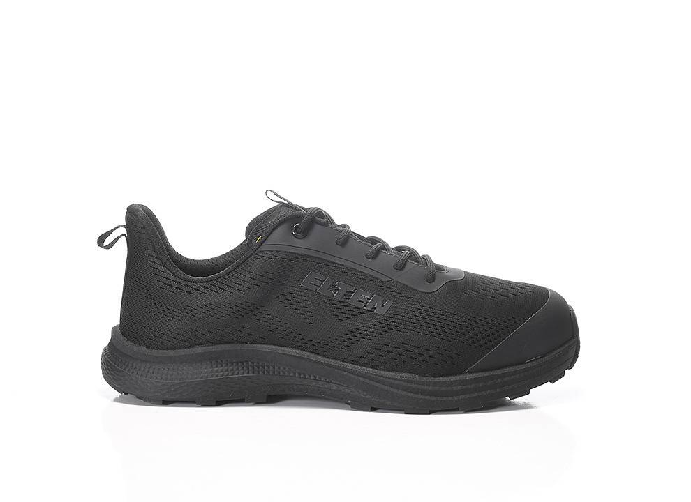 Schwarzer Sportschuh mit strukturiertem Mesh-Obermaterial, Schnürverschluss und robuster schwarzer Gummisohle, entworfen für Freizeit- oder Sportgebrauch.